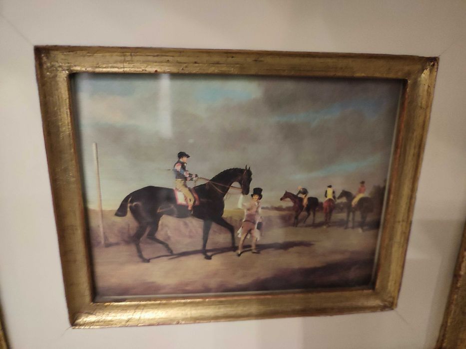 Quadro moldura em folha de ouro e gravura de cavalos. Vista ouro.