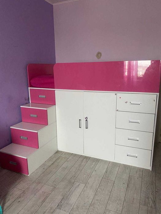 Дитяче ліжко для дівчинки з шафою