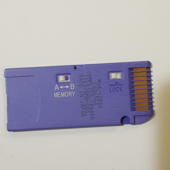 Карта памяти  Sony на фотоаппарат