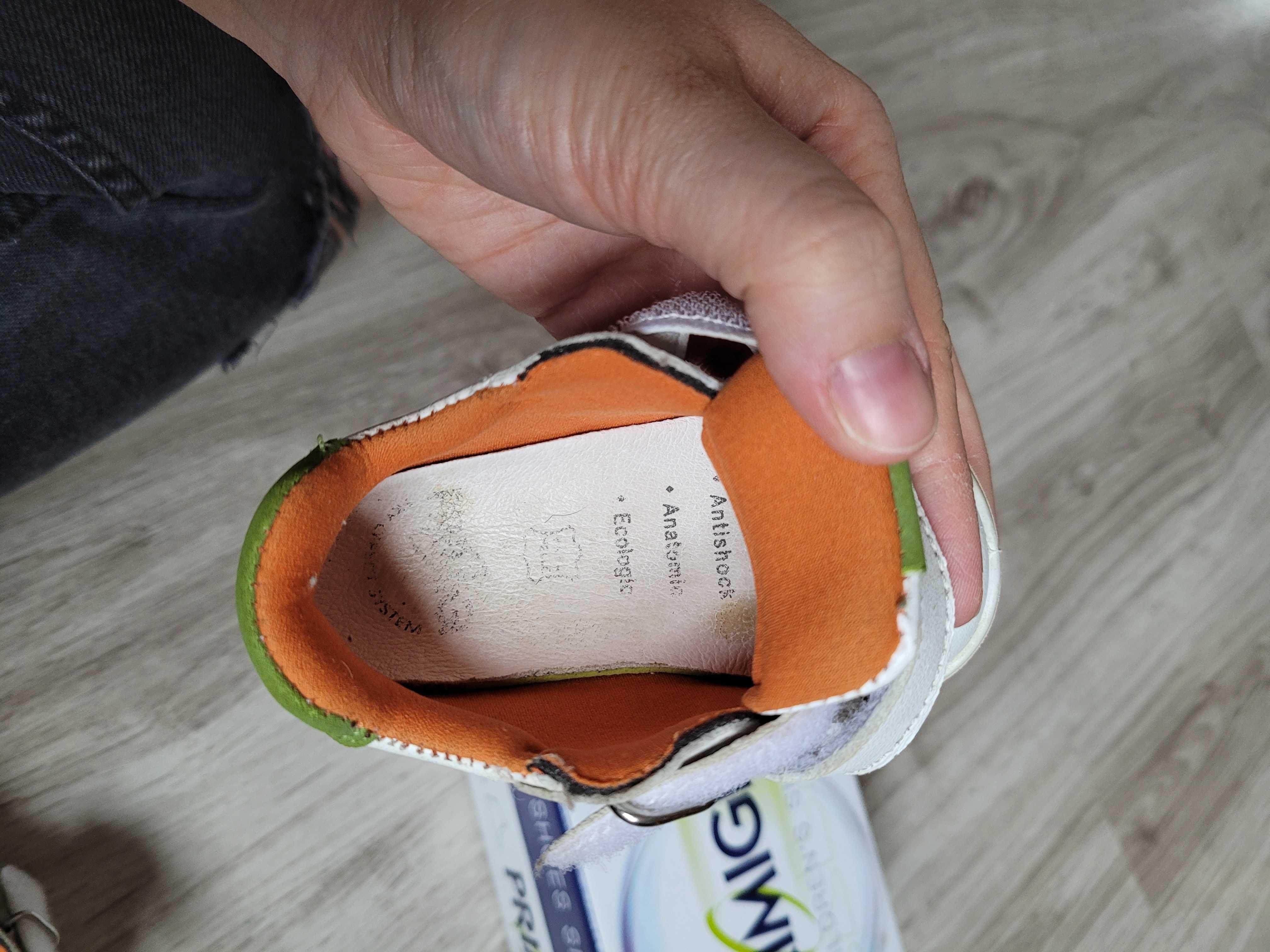Biale buty sneakersy adidasy na rzepy, rozmiar 18, marka Primigi