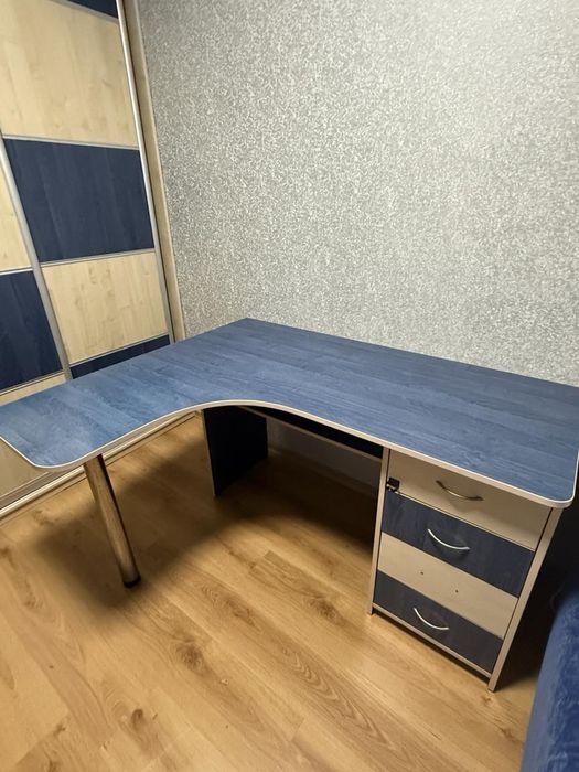 Продам стіл в гарному стані