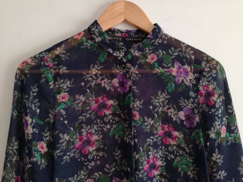 Camisa azul com estampado floral Tam.S