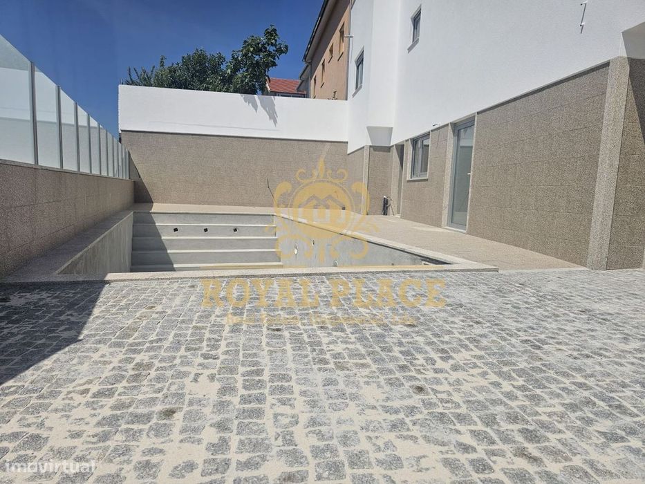 Moradia nova com piscina em Lobão
