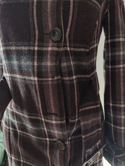 Płaszcz damski w kratę z paskiem 50% wełna