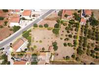 Moradia de 4 quartos e garagem, com terreno de 3720m2, localizada n...