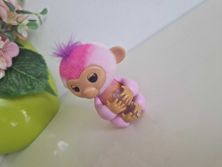 Fingerlings interaktywna małpka jasno różowa