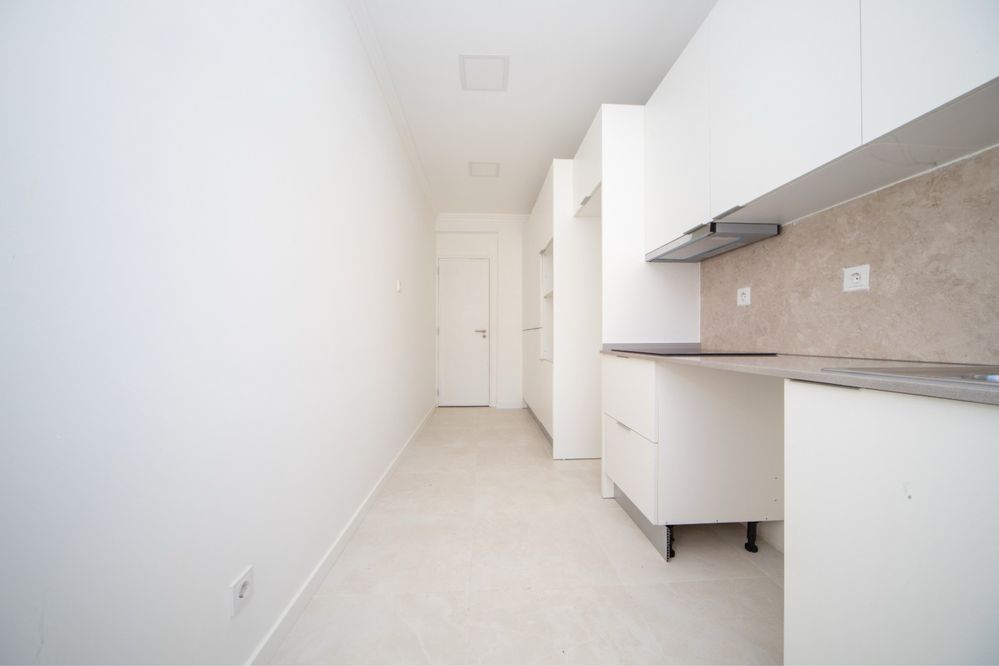 Quarto duplo (casal) em T2, sem moveis, em Queluz à 2 mins comboios
