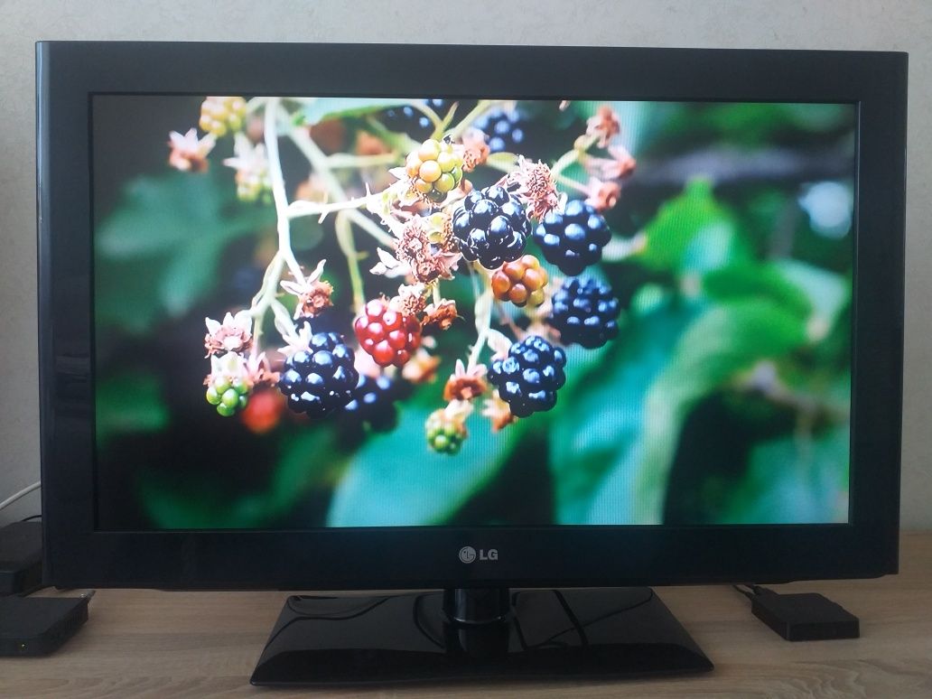 Гарний телевізор LG 32 " дюйма.