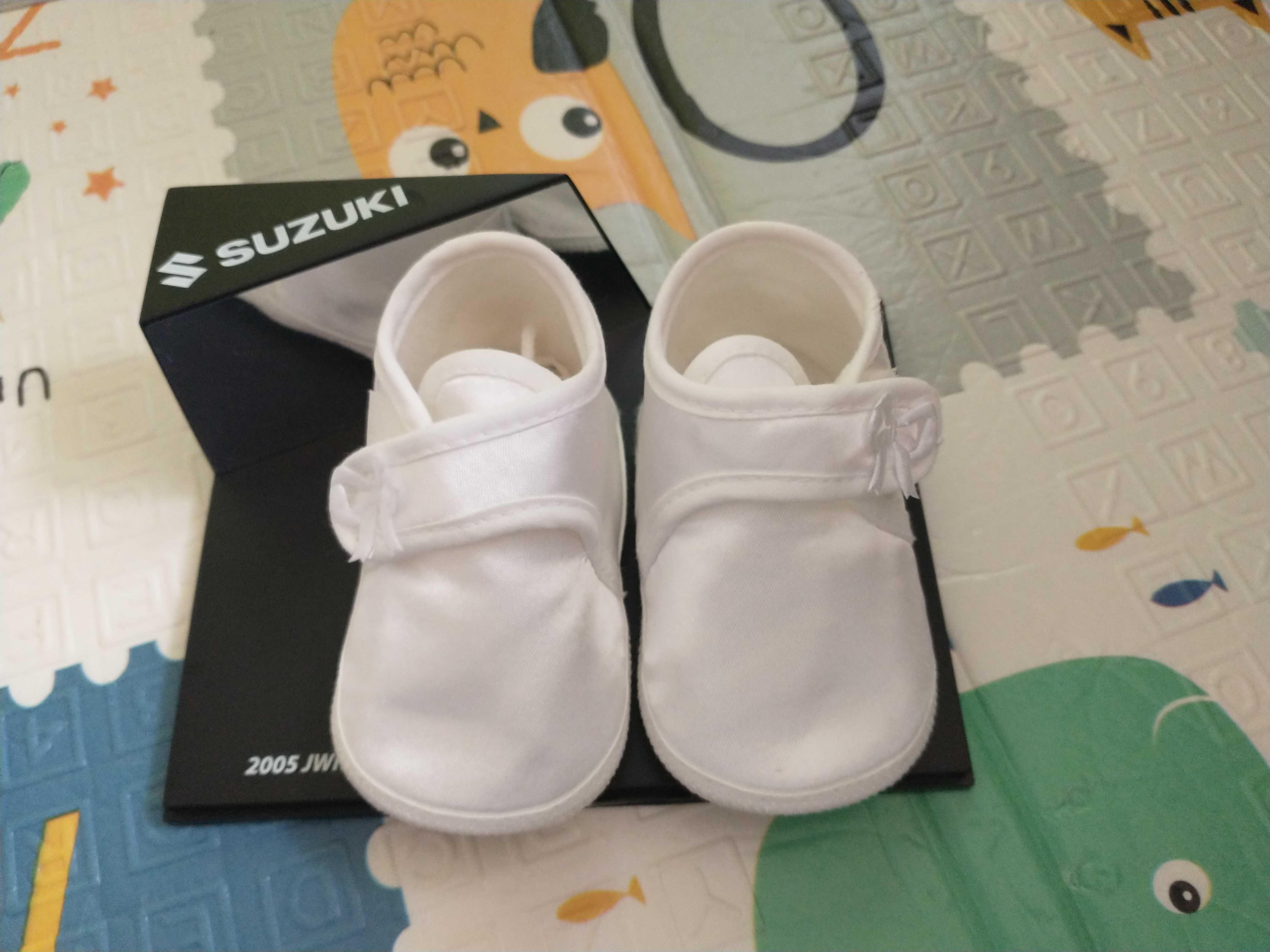 Białe niemowlęce buty do Chrztu