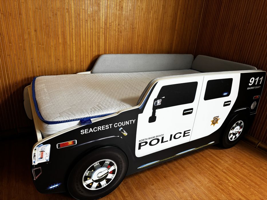 Дитяче ліжечко машина-поліція