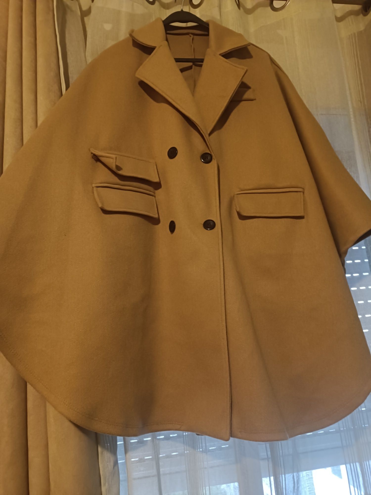 Casaco capa, tamanho oversize. Novo. Cor camel. 20 euros.