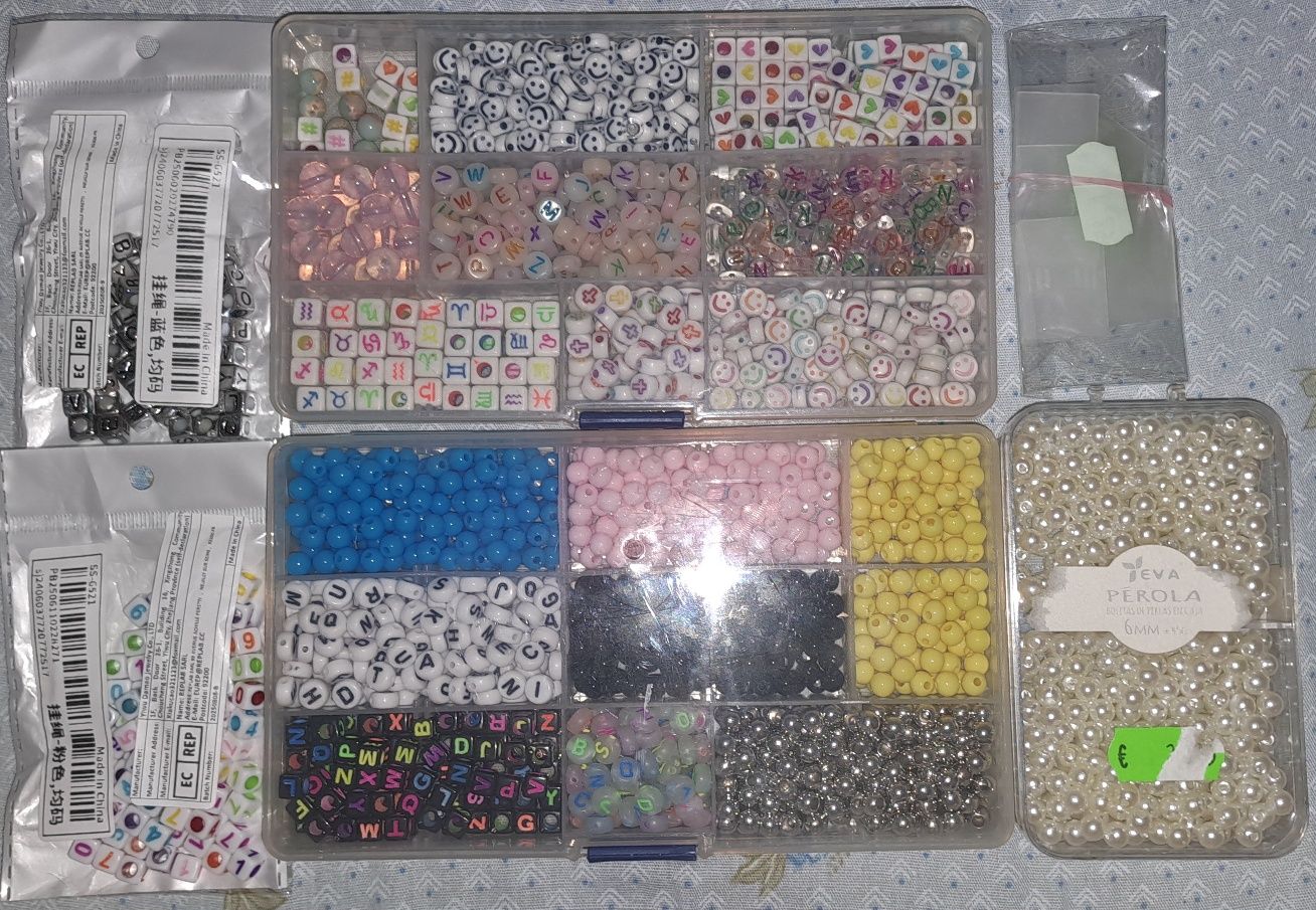 Vendo caixas e pacotes de miçangas