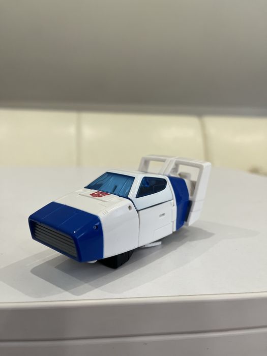 Продам Transformers Legacy Evolution Origin Autobot Jazz Deluxe Class