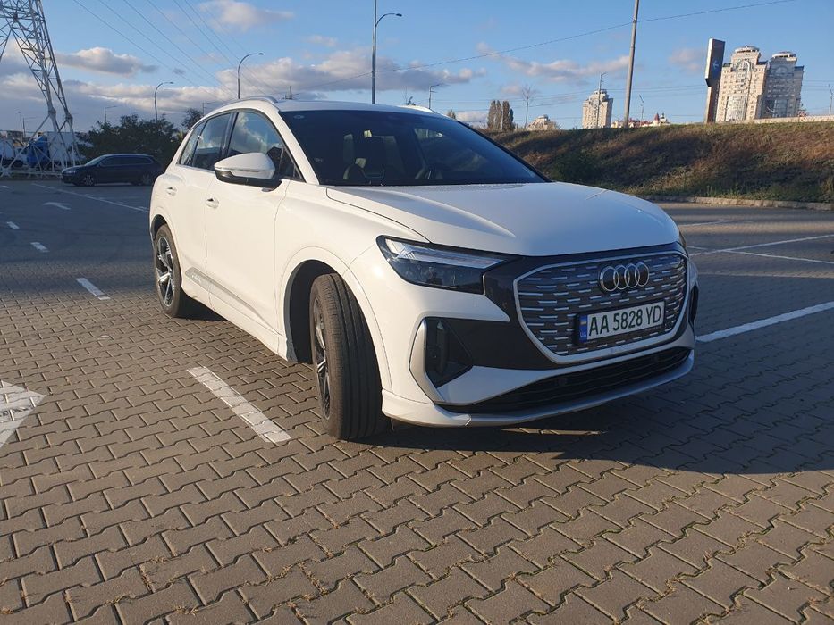 Оренда авто Audi Q4 E-tron з водієм