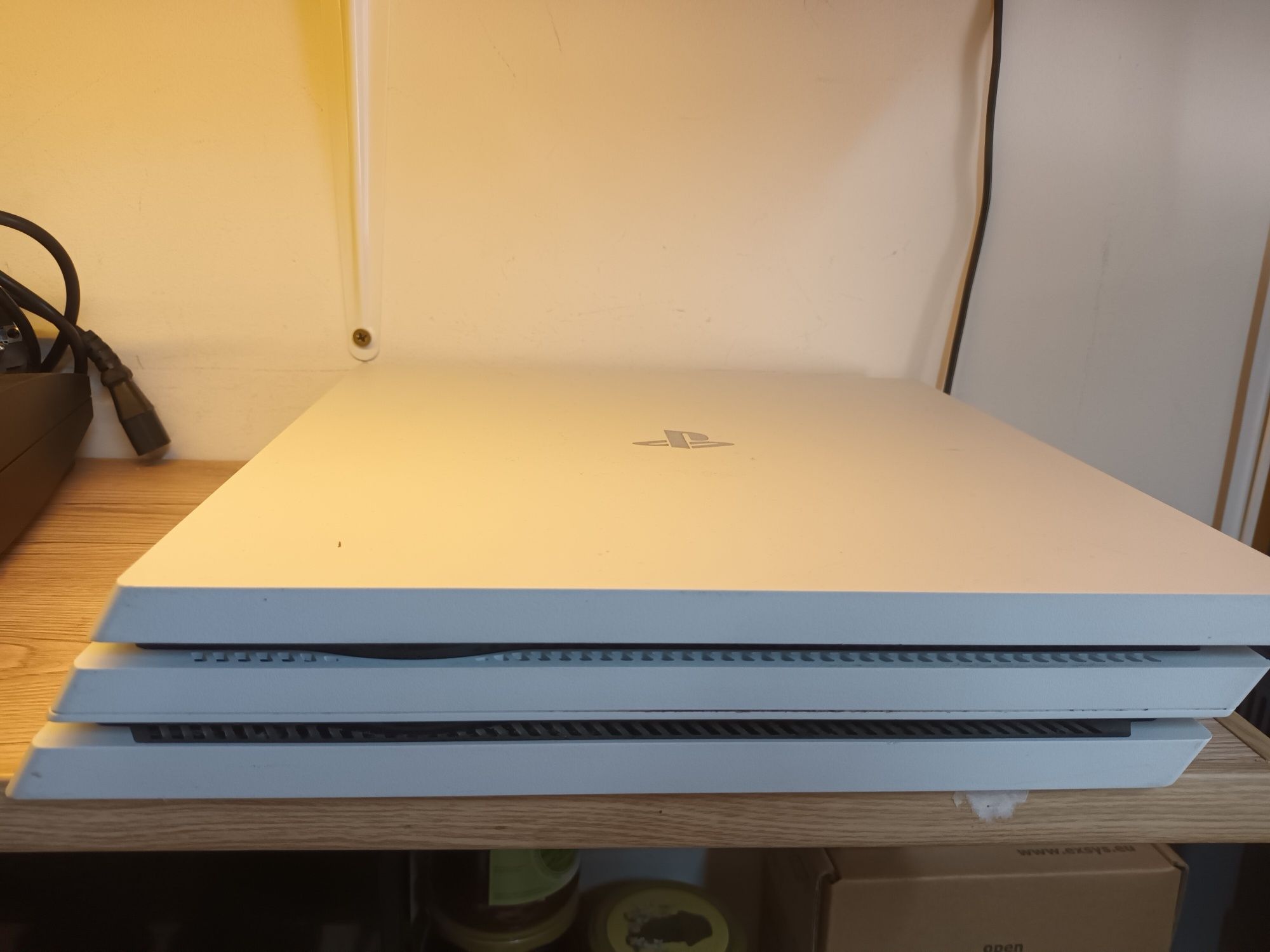 PS4 Pro 1TB biała Konsola PS4 Pro 2x pad