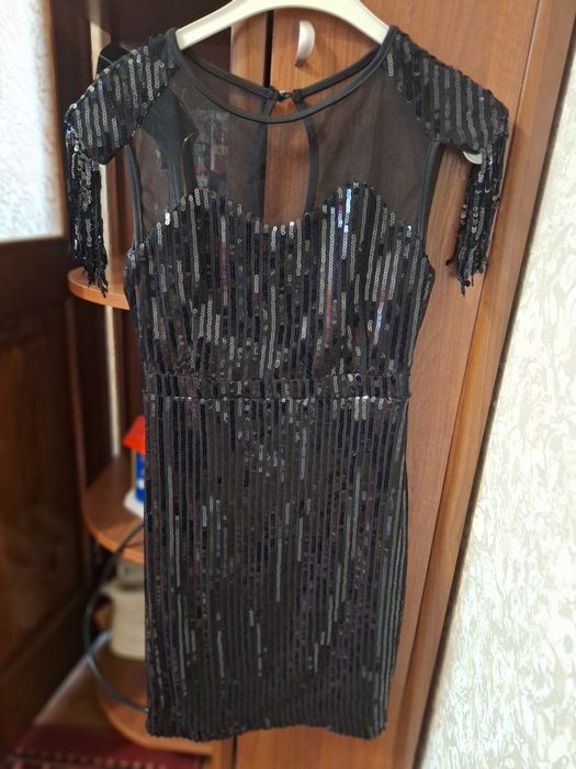 Чорне жіноче плаття