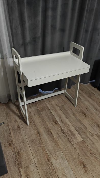 Biuro białe z szufladą