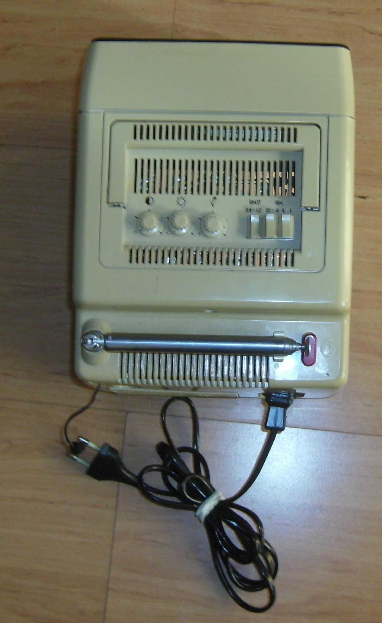 Stary telewizor kineskopowy Elektronika 409 A- działa