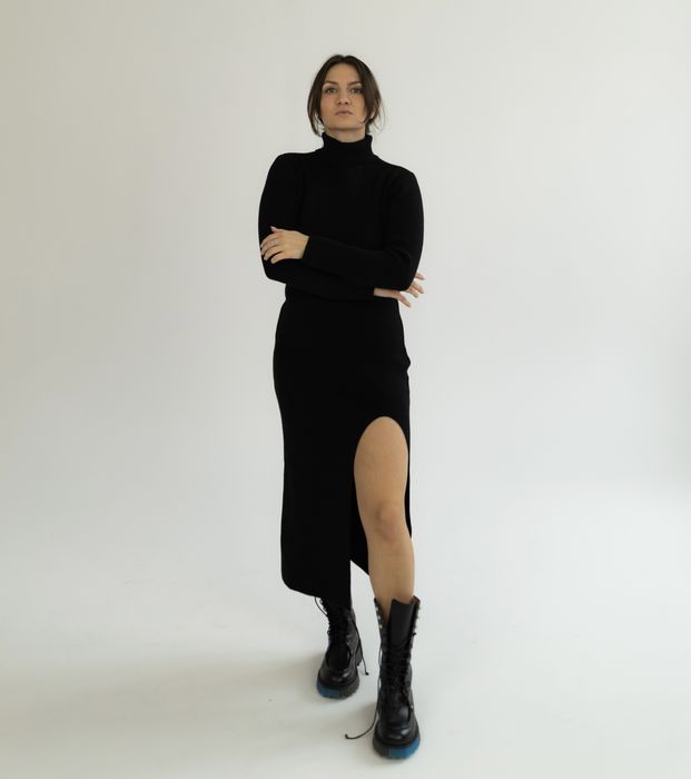 Приталена тепла чорна сукня з розрізом на нозі