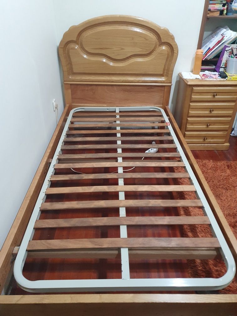 Cama solteiro em madeira