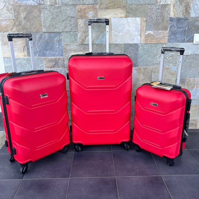 Пластиковый чемодан валіза полікарбонат Сумка НЕ ТРІСКАЄ Вализа 4 кола