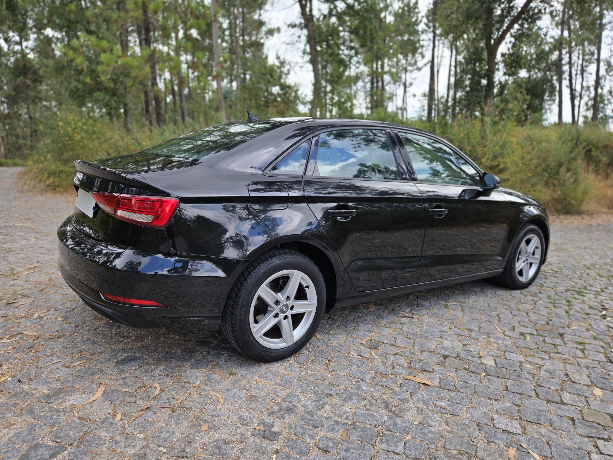 Luxo e conforto em um carro extremamente novo pronto para viagens
