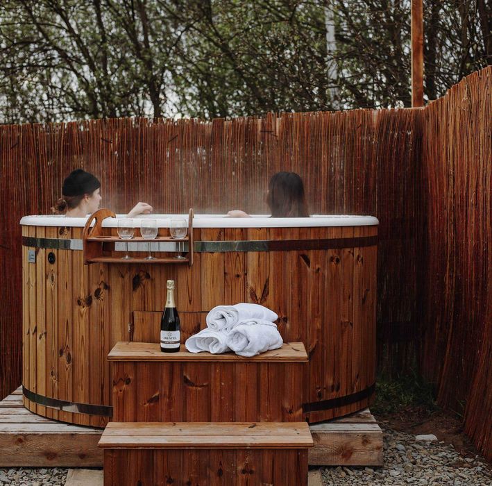 Glamping z jacuzzi nad jeziorem czorsztyńskim. Domki kopułowe, kominek