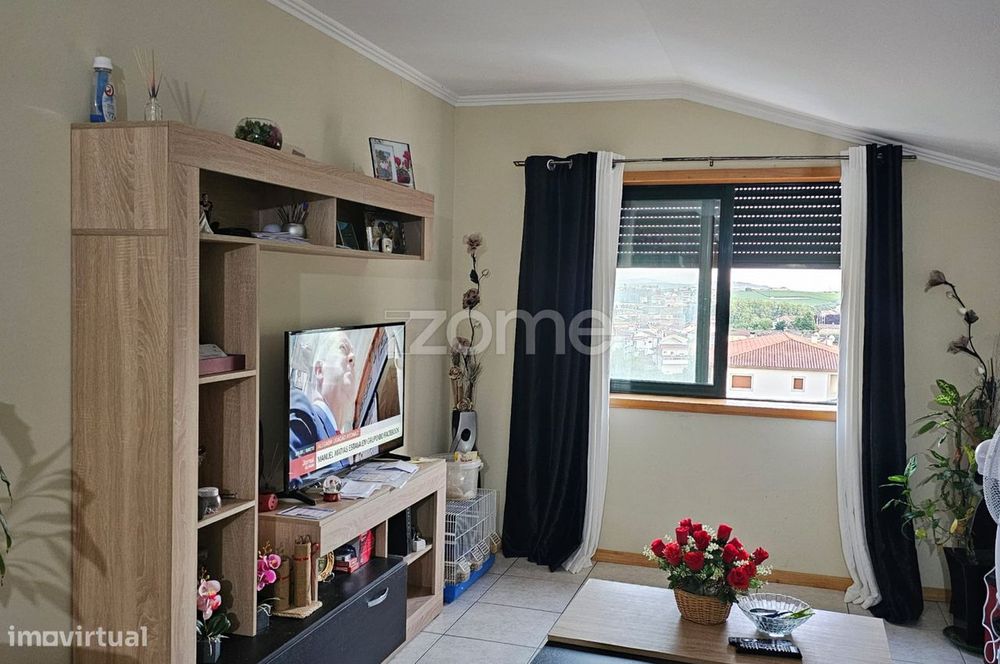 Apartamento T2, com garagem fechada.