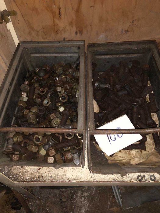 Болти, гайки, шпильки, шайби та інше, різні розміри.