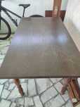 Mesa de madeira com cadeiras