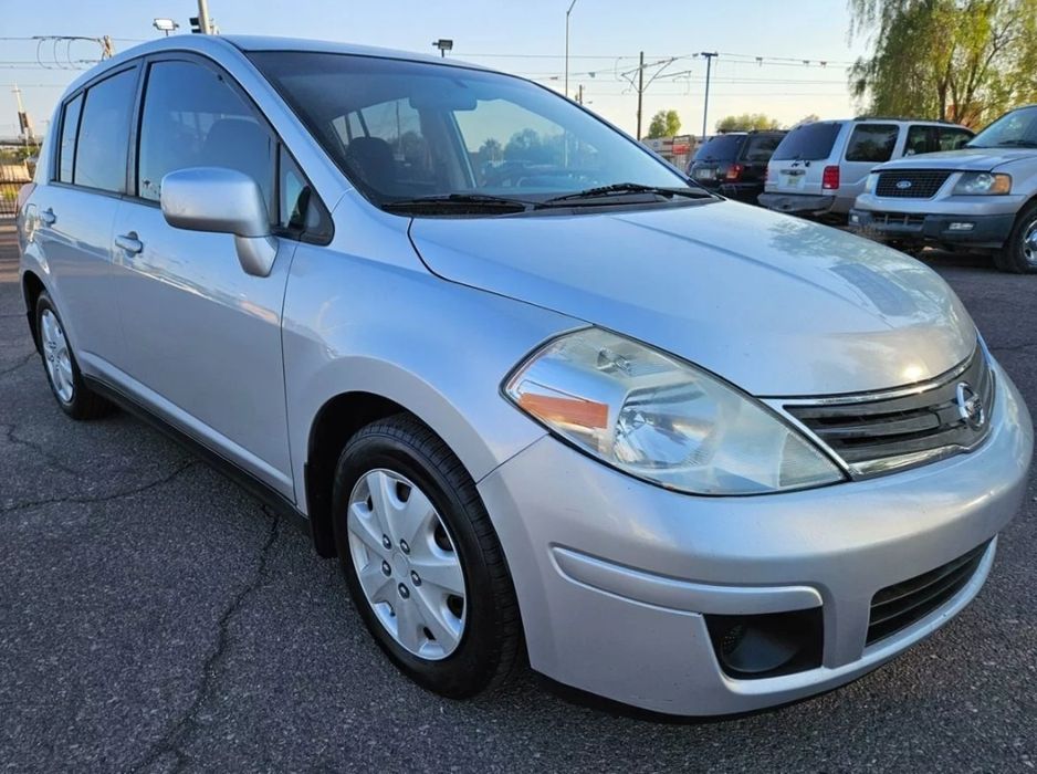 Кляпа Кришка багажнику замок Nissan Tiida Versa 1.8i