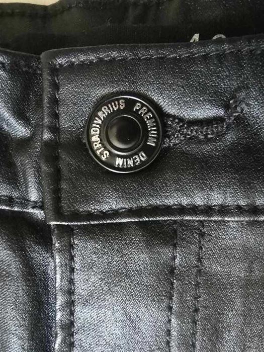 Nowe czarne woskowane spodnie Stradivarius