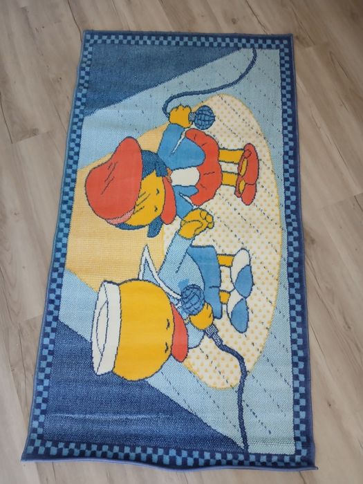 Tapete bonito com desenho de bonecos da Disney para quarto de criança