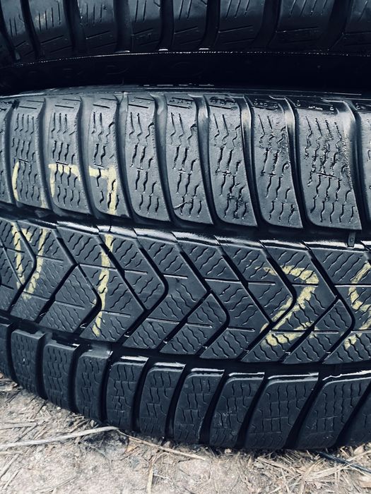 255 40 20 Pirelli winter Scorpion elect 85%