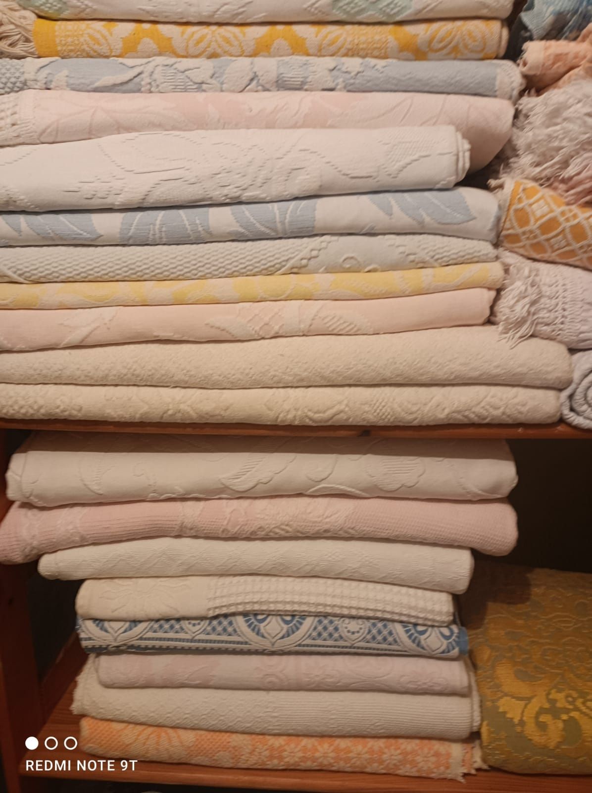 Edredões ,cobertas , e lençois bordados e cobertores