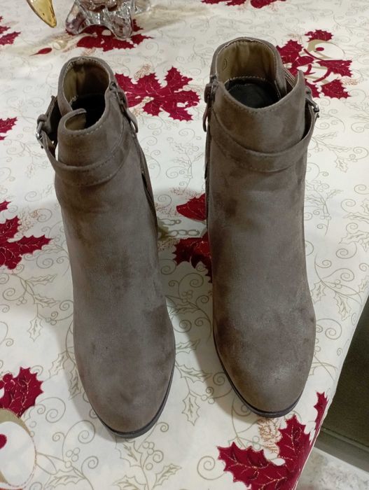 Bota senhora , meio cano , usadas uma única vez