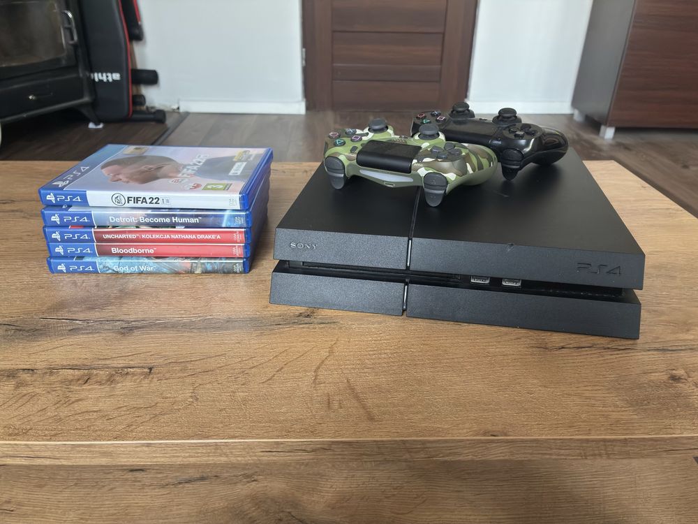 Ps4 1tb 2 pady + 5 gier. Używany