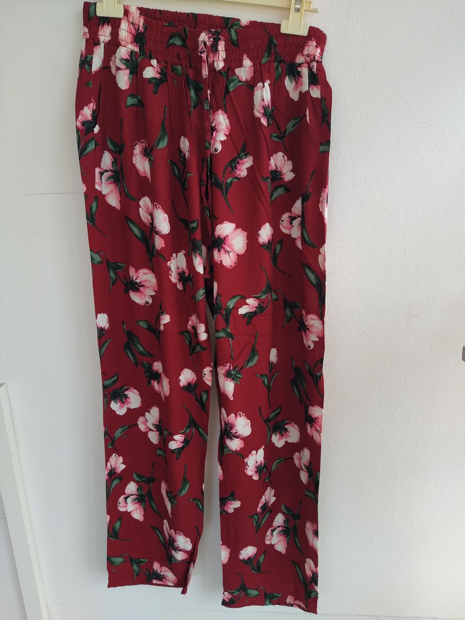 Calças bordeaux floridas - Tamanho XL/XXL