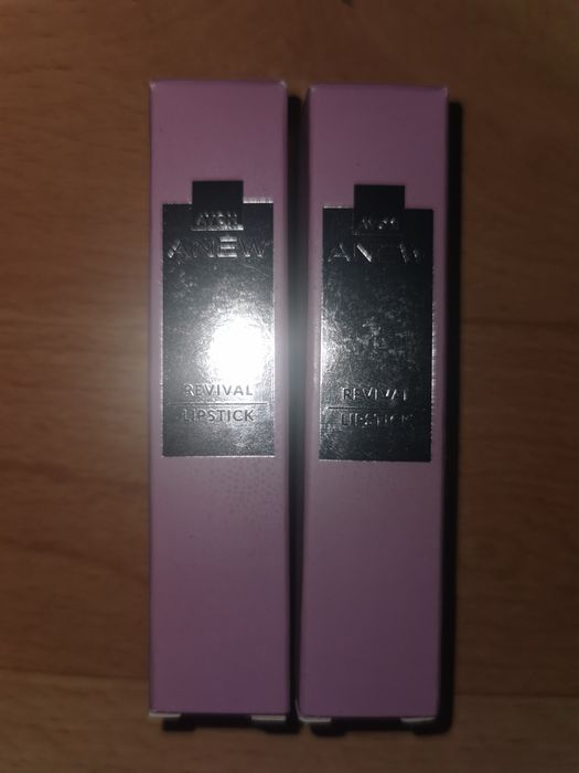 Szminka z serum Avon Anew Refreshing Petal 3,6 g