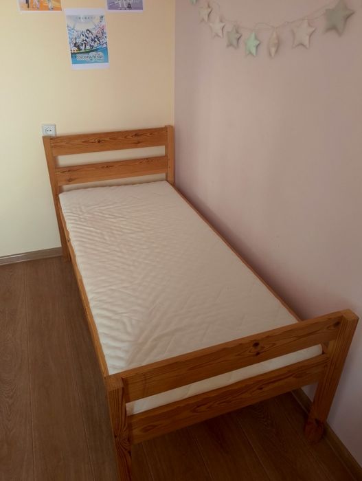 Дитяче ліжко з матрацом.