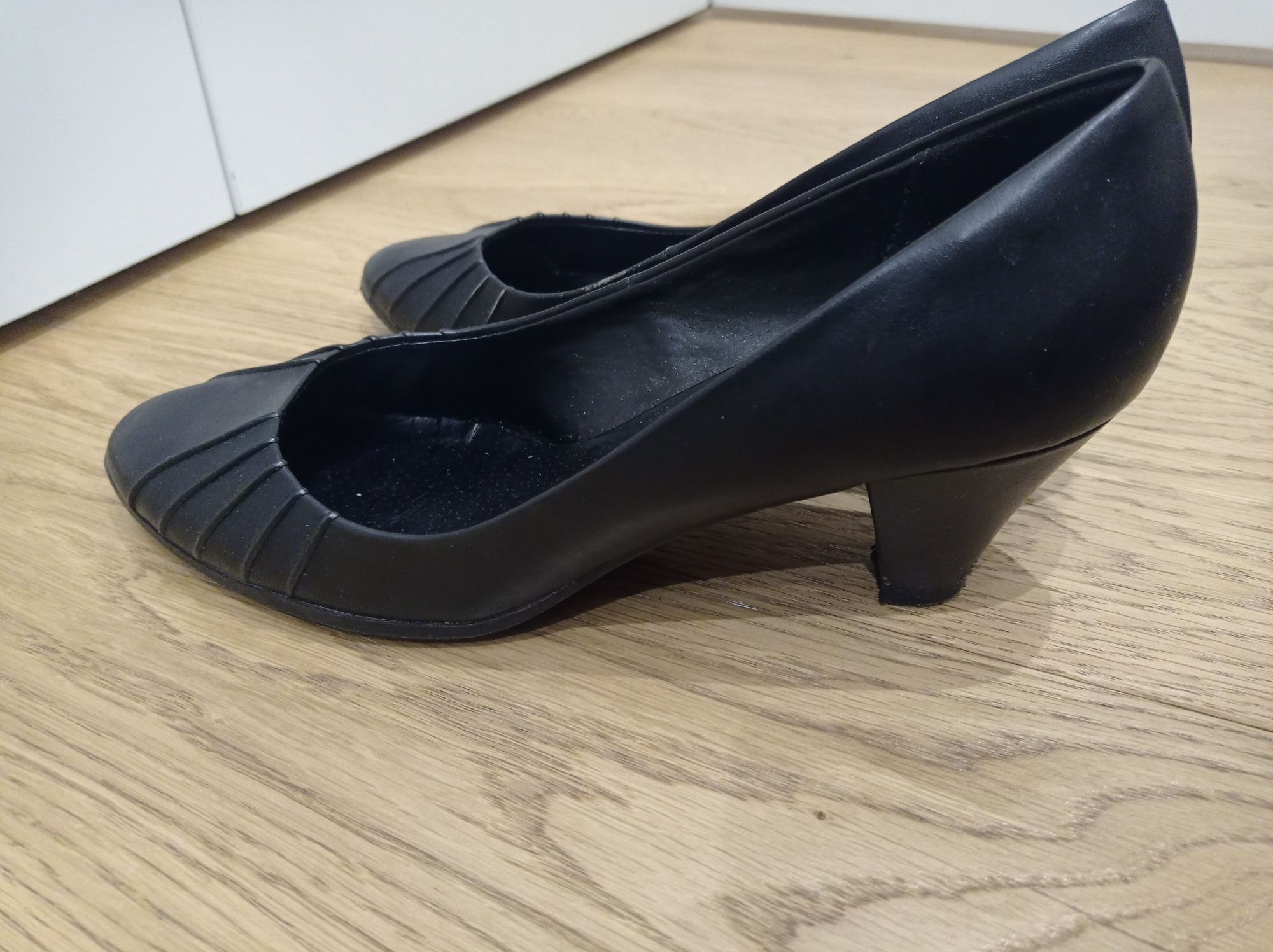 Buty damskie na niskim obcasie rozmiar 39