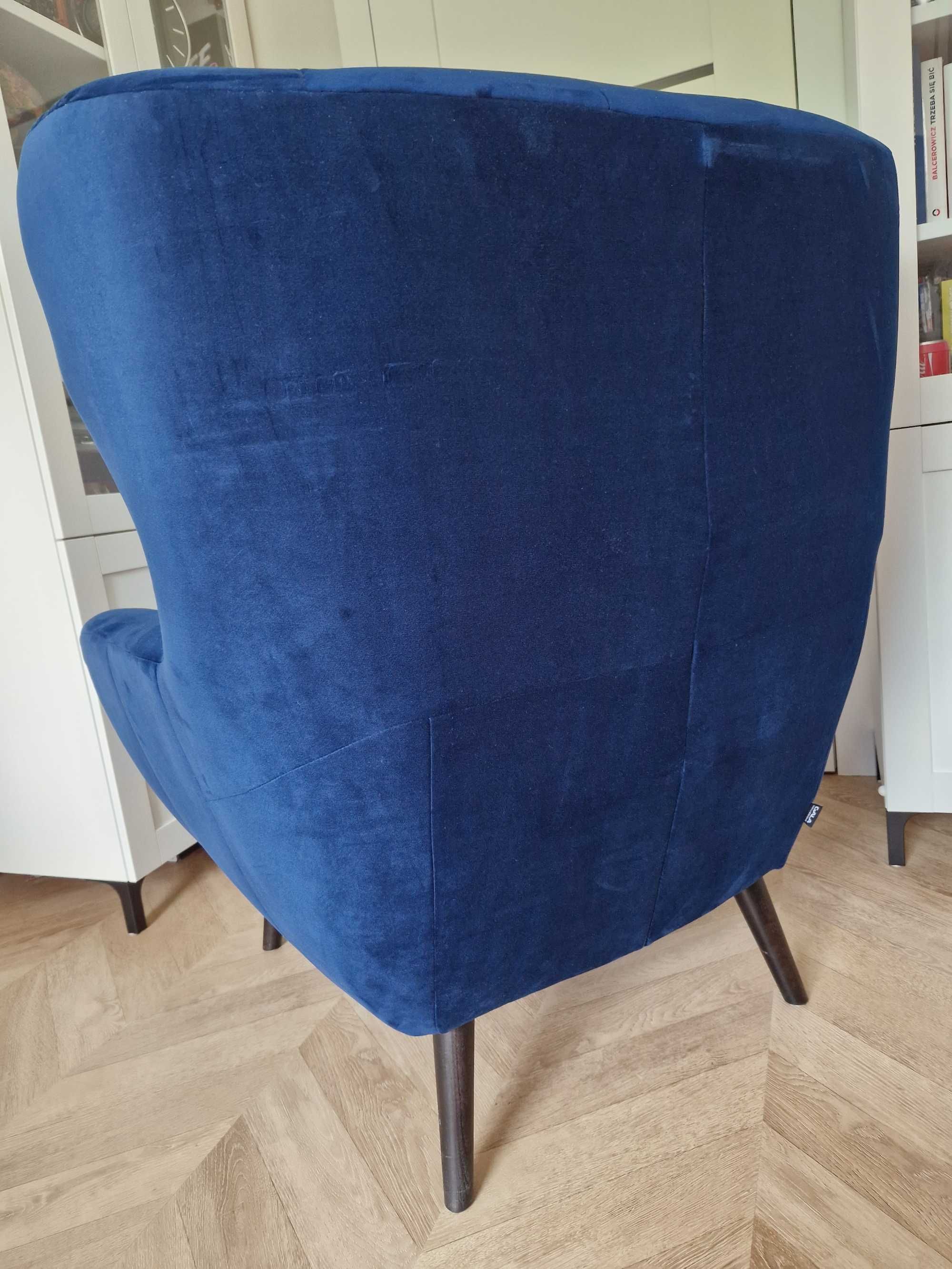 Granatowy welurowy fotel Voss Gala Collezione