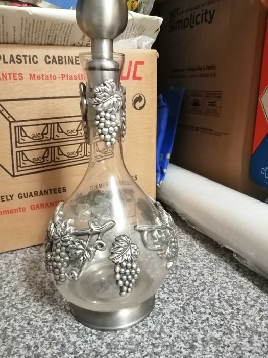 Garrafa de vidro com aplicações em metal