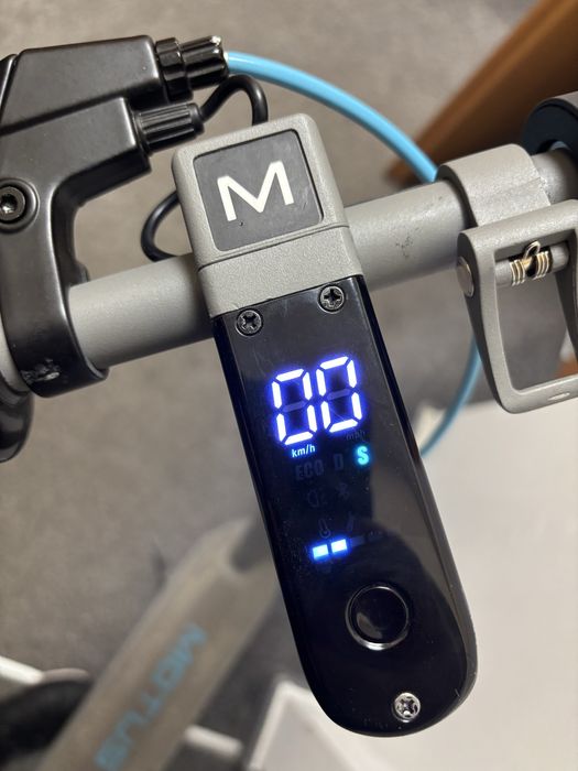 Motus Scooty 10 2022 - stan bardzo dobry!