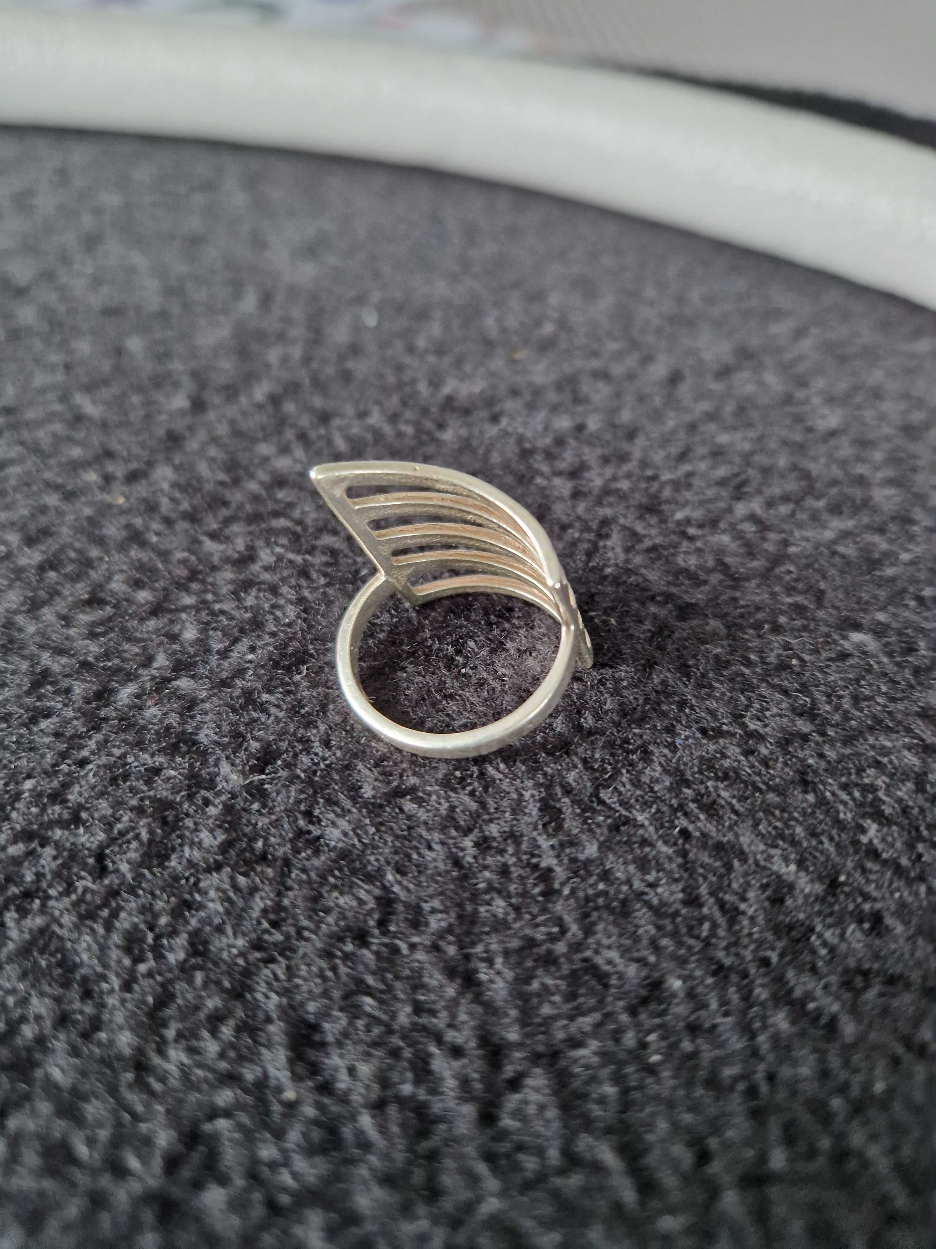 Srebrny pierścionek w rozmiarze 18,1
