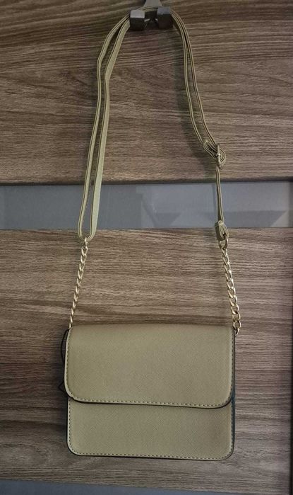 Beżowa torebka Sinsay – idealna na imprezę lub wesele