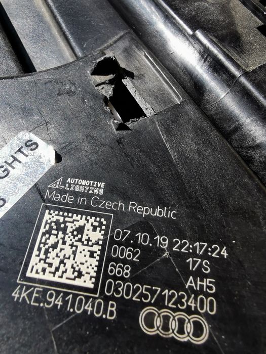 Продаю праву фару Audi E-tron