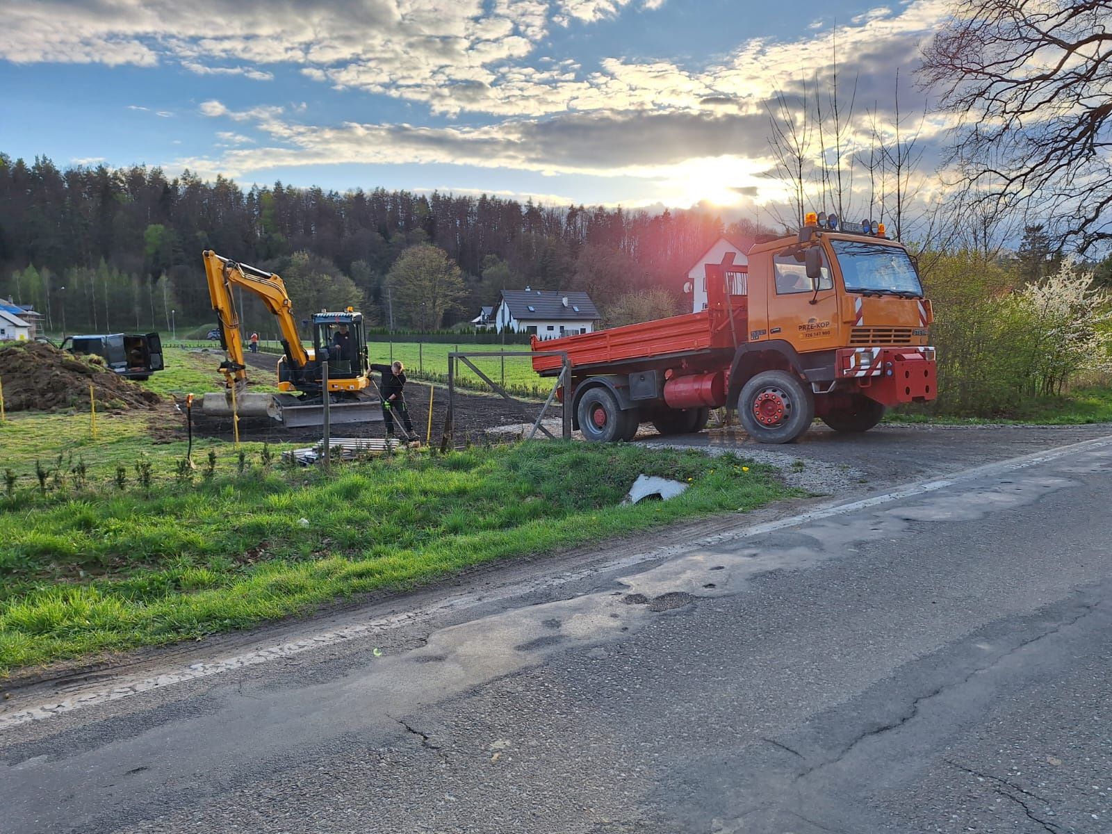 Usługi Minikoparka Koparko-ładowarka Wywrotka 18T Prace ziemne kamień