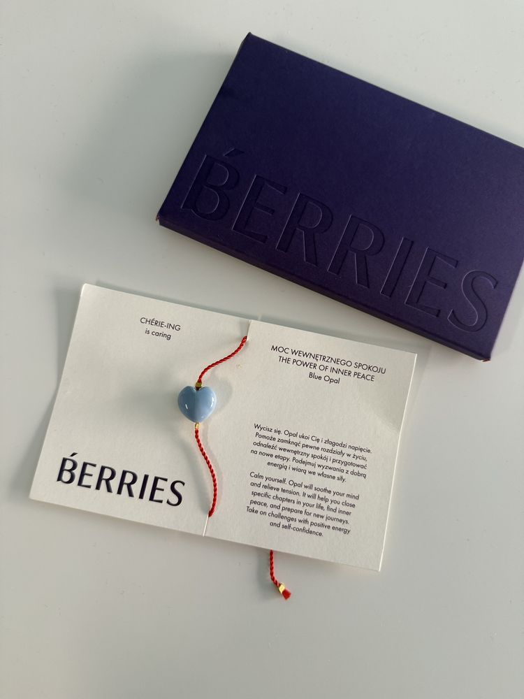 Bransoletka berries Chérie na czerwonym sznurku z niebieskim sercem