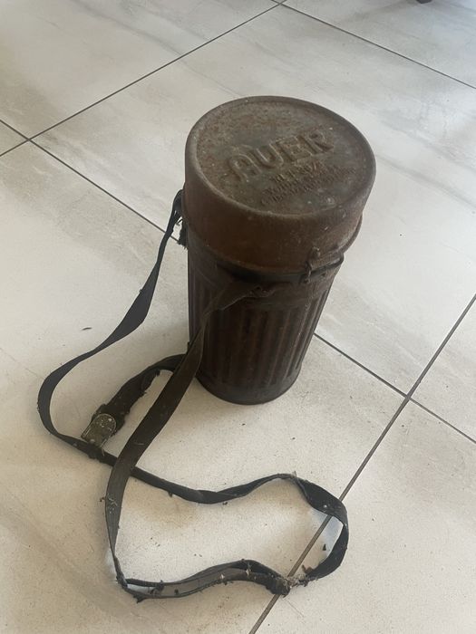 Niemiecka puszka na maskę gazową z zawartością